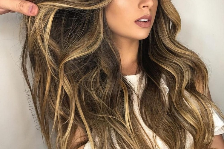 Balayage sur cheveux noirs - quelles sont les nuances à adopter