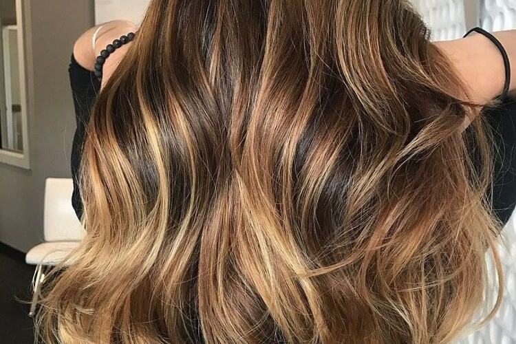Balayage sur cheveux noirs - quelles sont les nuances à adopter