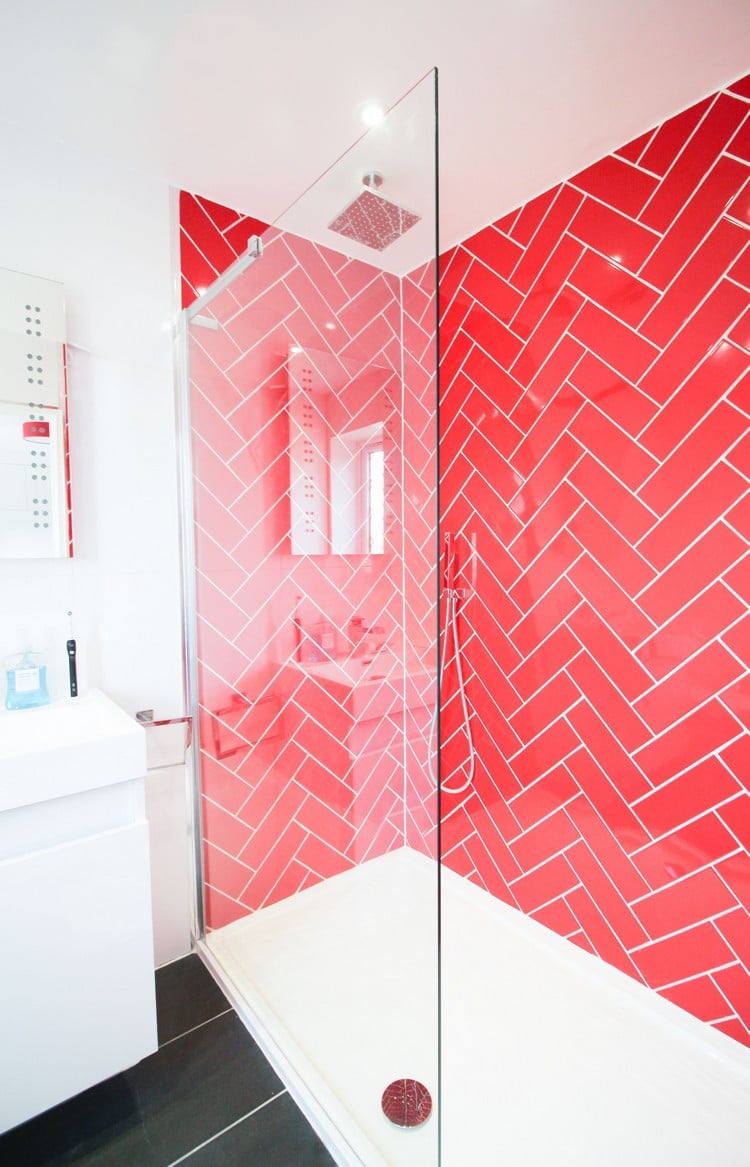 carreaux chevrons rouge dans salle de bains moderne
