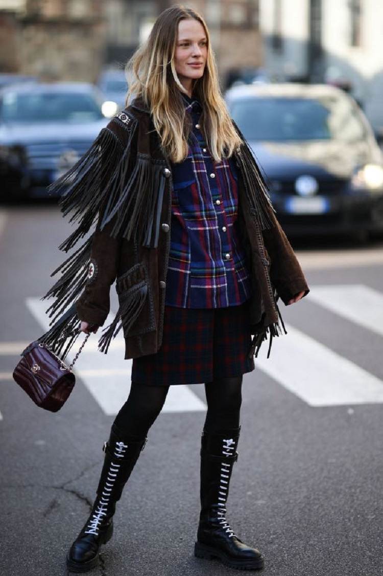 chemise à carreau femme bleu et rouge sous une veste à frange