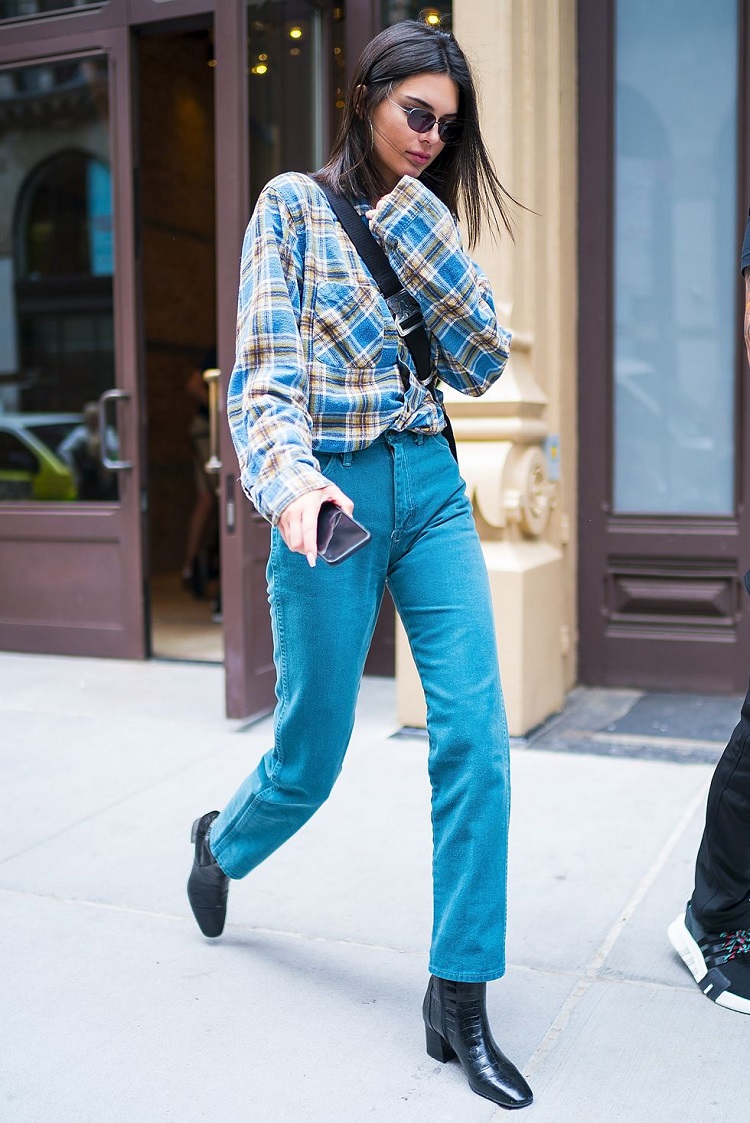 chemise à carreau femme modèle court porté avec mom jean