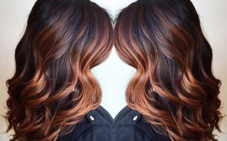 coloration balayage cuivré sur cheveux noirs ondulés