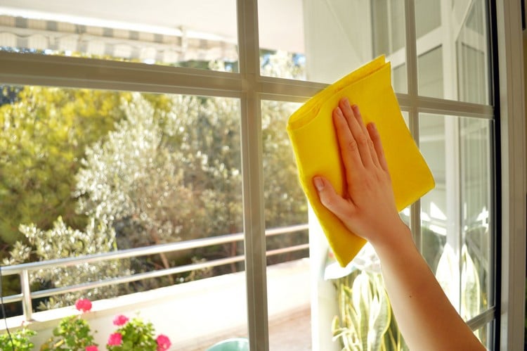 comment bien nettoyer vitres fenêtres sans laisser traces soleil