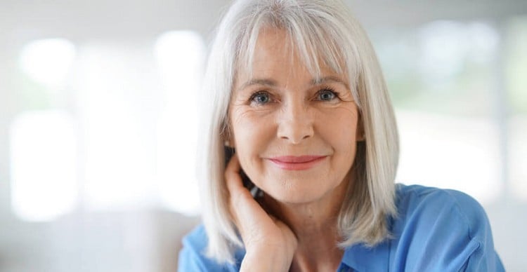conseils de pro pour top maquillage femmes 50 60 ans