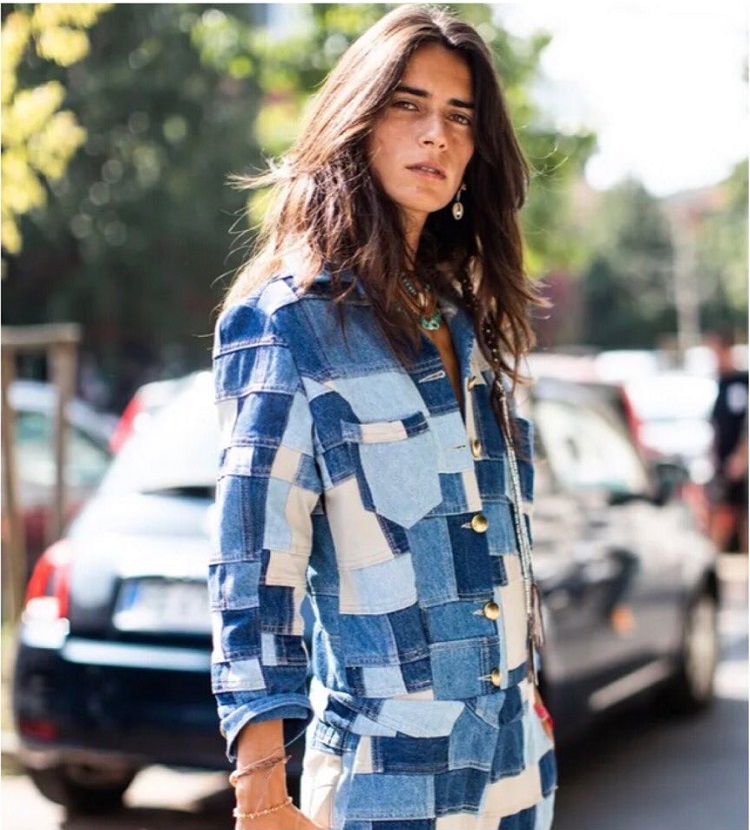 corinemariotti tenue tout denim avec des motifs patchwork pendant la semaine de la mode