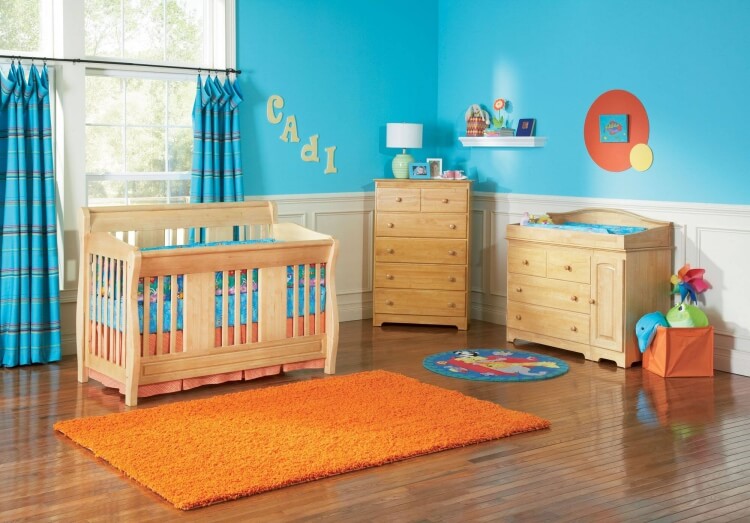 couleurs chambre bébé neutre combinaison orange bleu meubles bois clair