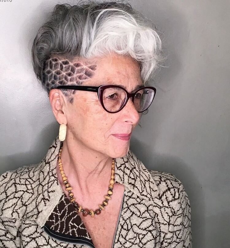 coupe rébelle bohème cheveux gris femme 60+ ans