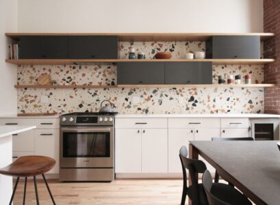 credence terrazzo grosses pieces marbre colore etageres cuisine deco