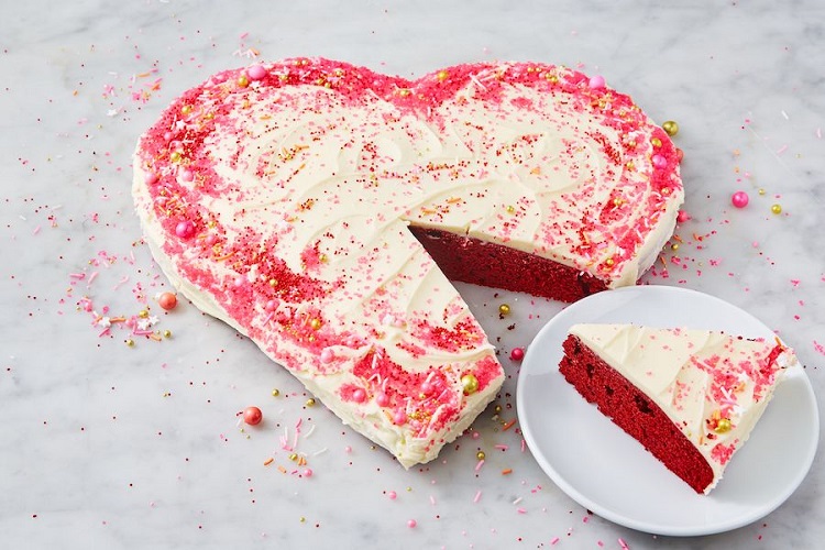 gâteau rouge velours forme coeur pour la saint valentin