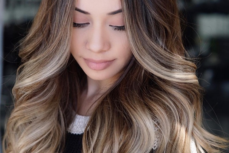 Balayage sur cheveux noirs - quelles sont les nuances à adopter