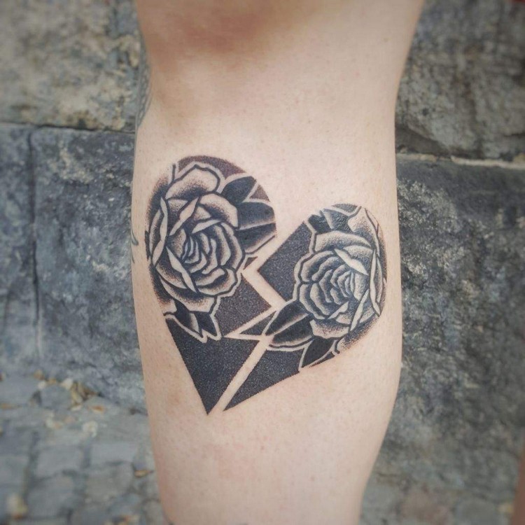 idée originale tatouage coeur brisé fleurs remplissages complexes