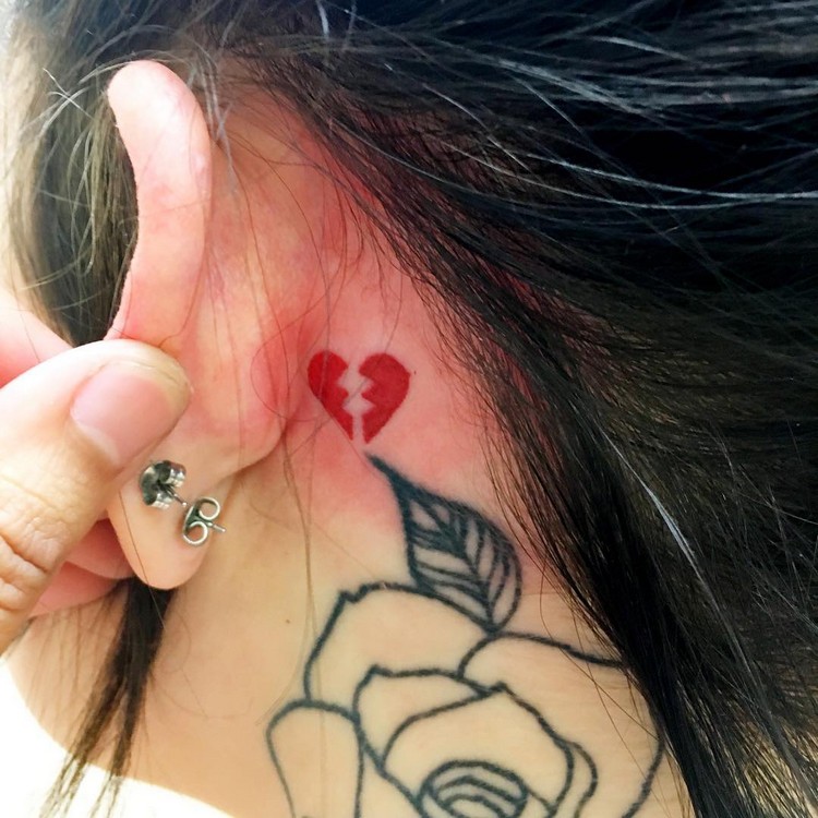 idée petit tatouage femme coeur brisé rouge derrière oreille