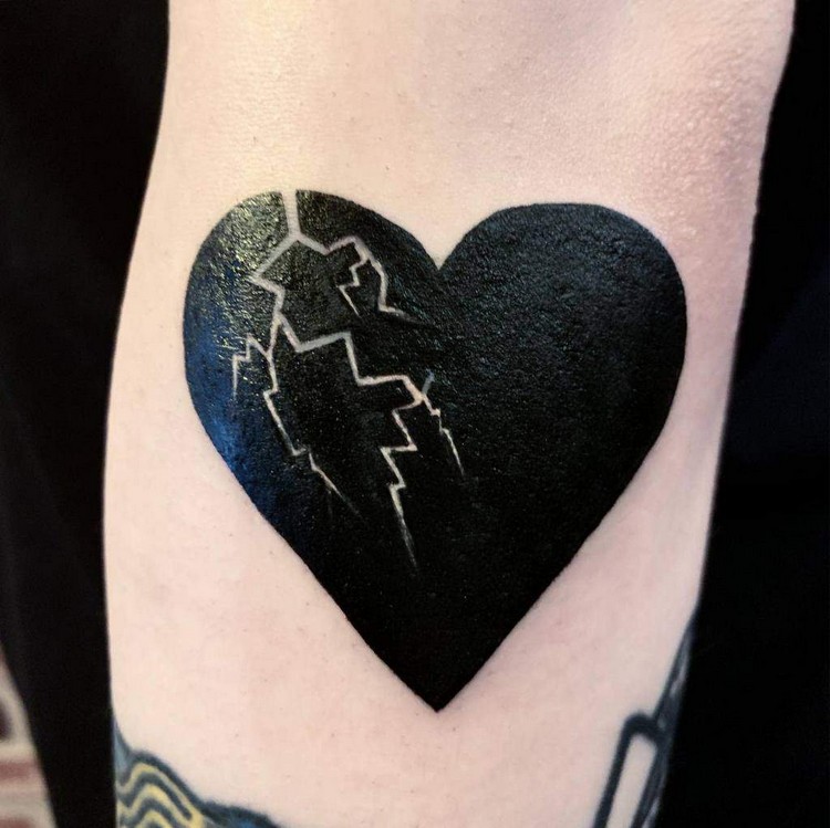 idée tatouage coeur brisé remplissage tout noir craquelures