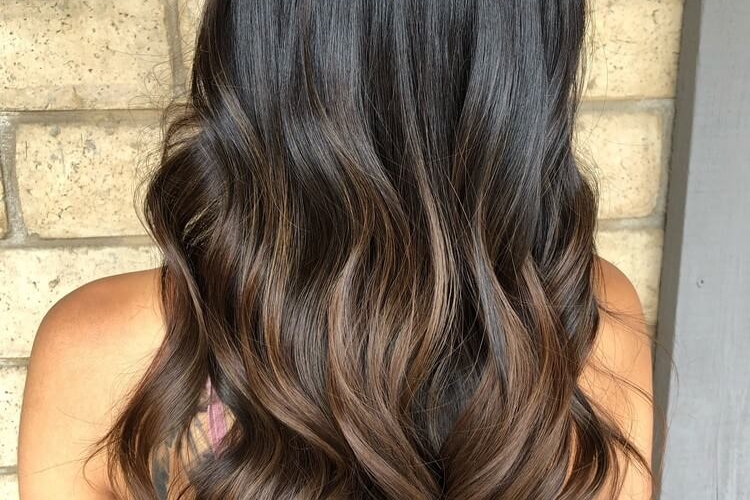 Balayage sur cheveux noirs - quelles sont les nuances à adopter