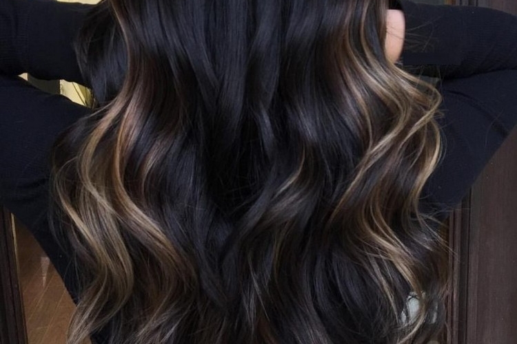 Balayage sur cheveux noirs - quelles sont les nuances à adopter