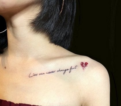 lettrage coeur brisé clavicule tatouage femme chic discret