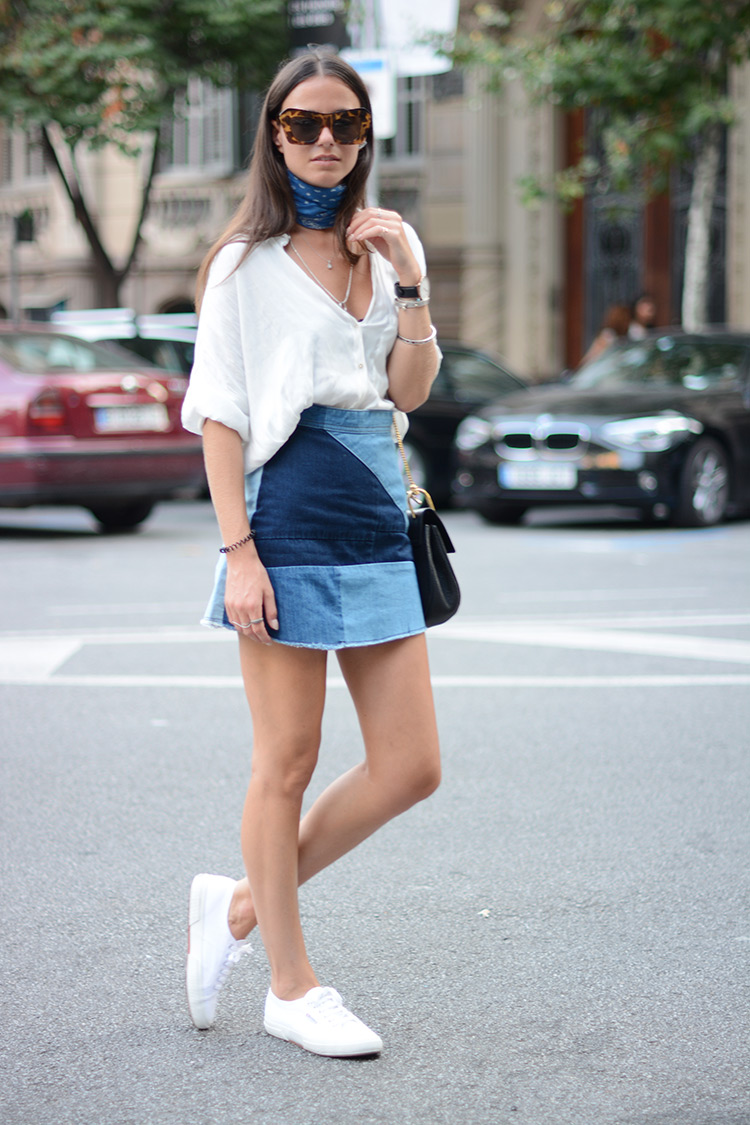 look quotidien avec une mini-jupe en jean et une chemise blanche