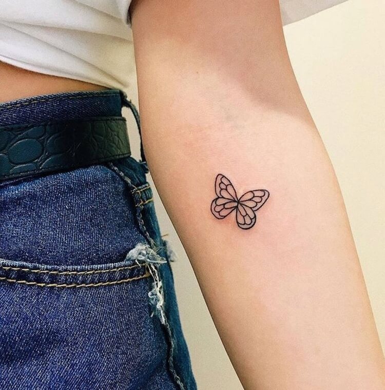 micro tatouage papillon avant-bras femme