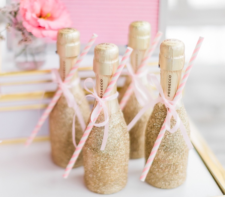 mini bouteilles champagne paillettes dorees cadeaux invités mariage faire soi meme