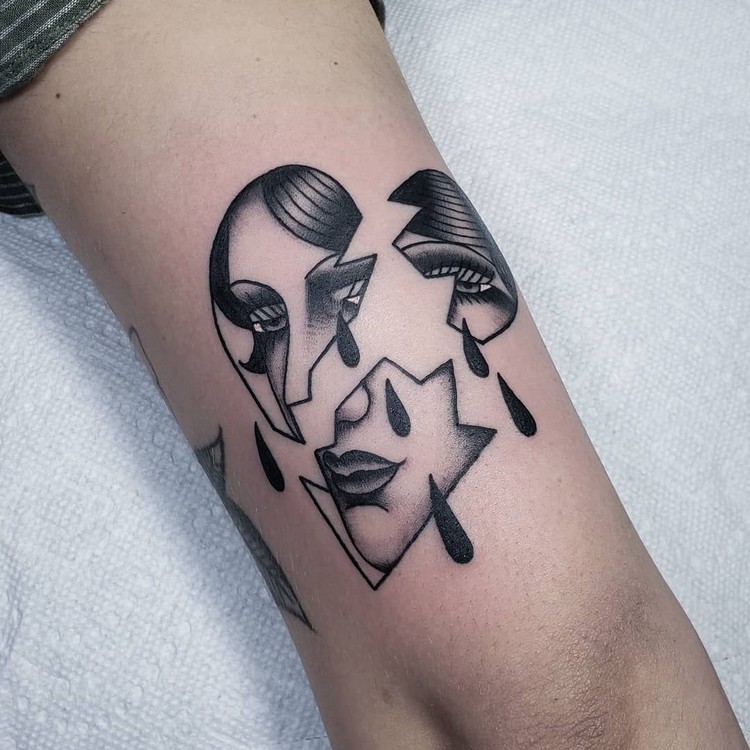 modèle tatouage coeur brisé graphique visage femme intérieur
