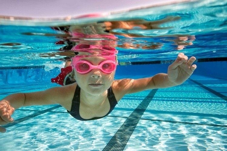 natation bienfaits activités physiques aérobiques pour enfants nager