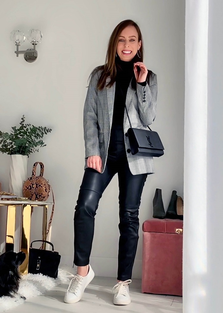 pantalon en cuir noire et un blazer gris à carreaux combiné avec un sac à mains YSL noir