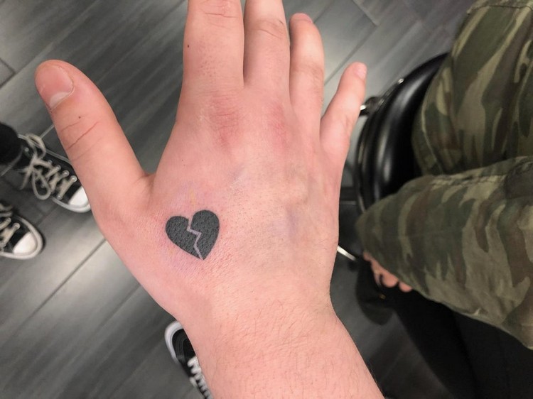 petit tatouage coeur brisé dessus de main homme femme