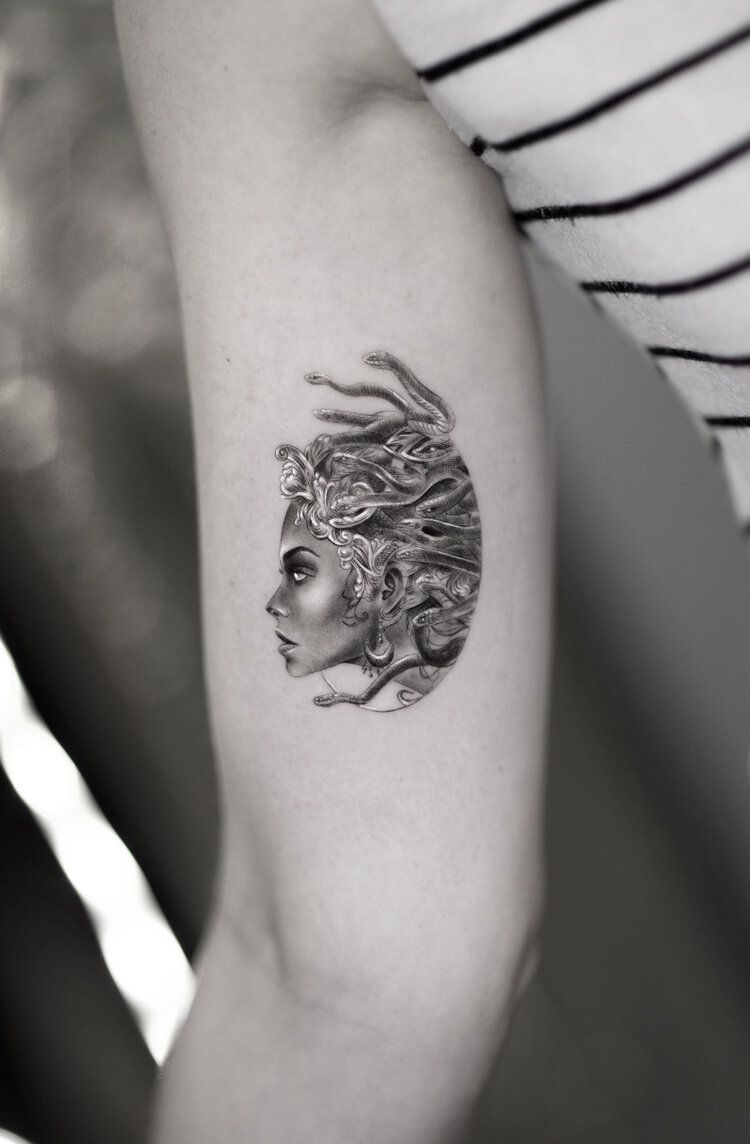 petit tatouage discret biceps femme tete Meduse Gorgone