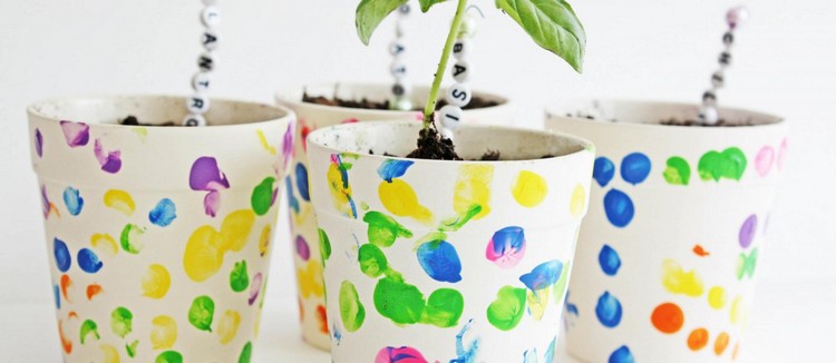 pots vierges enfants décorer empreintes peinture planter épices