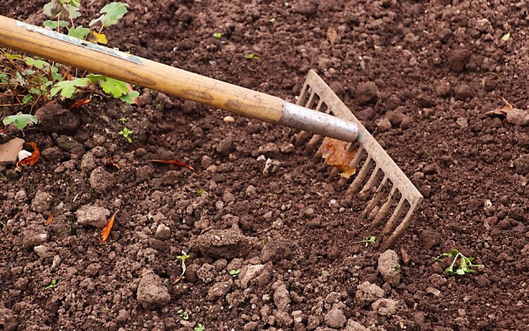 préparer le jardin pour le printemps garder sol aéré fourche