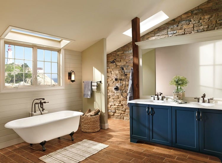 salle de bain brun et bleu