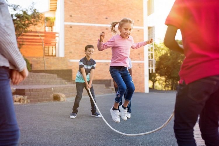 saut-à-la-corde-sports-et-activités-physiques-aérobiques-enfants