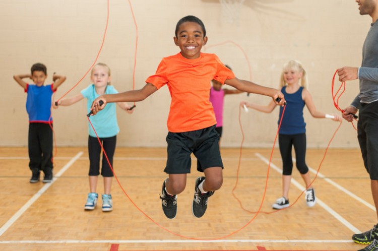sauter à la corde activités physiques aérobiques pour enfants