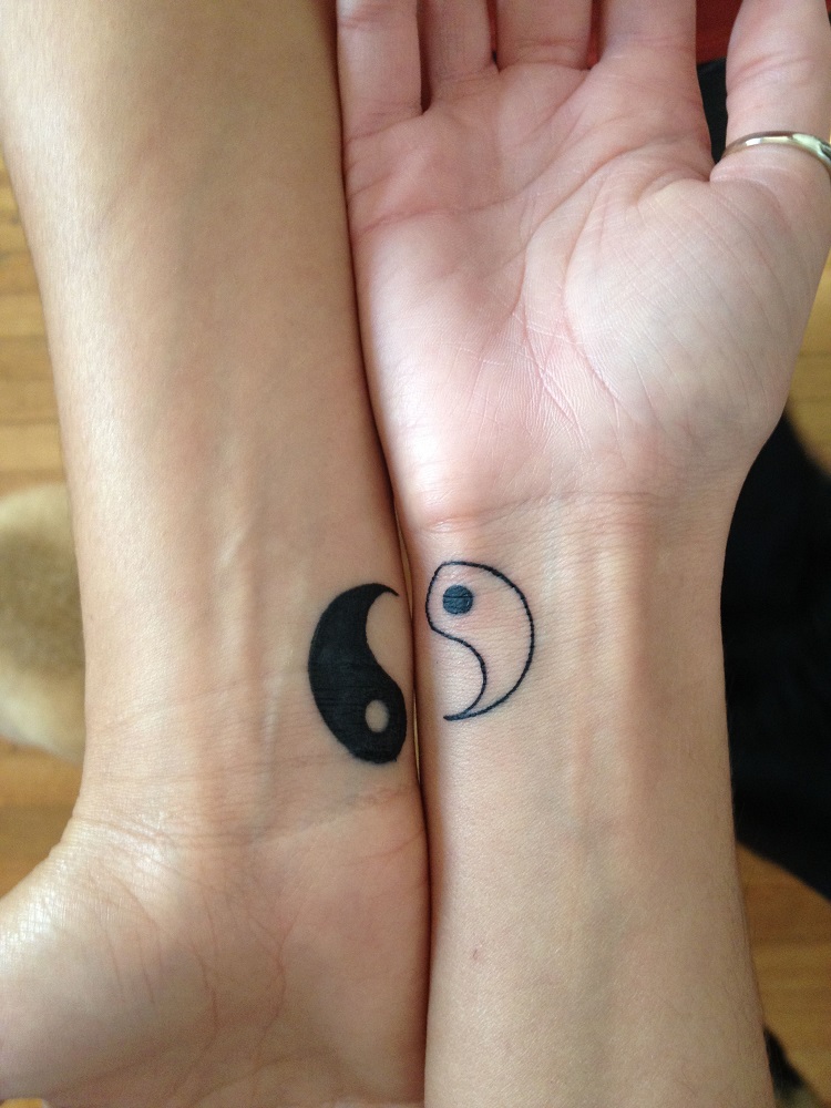 tatoo yin et Yang mini sur le bras