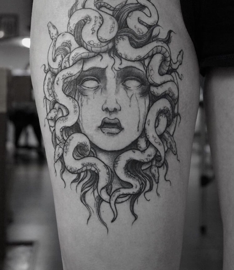 tatouage Gorgone Meduse cuisse femme