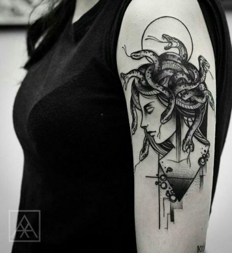 tatouage bras femme Meduse Gorgone