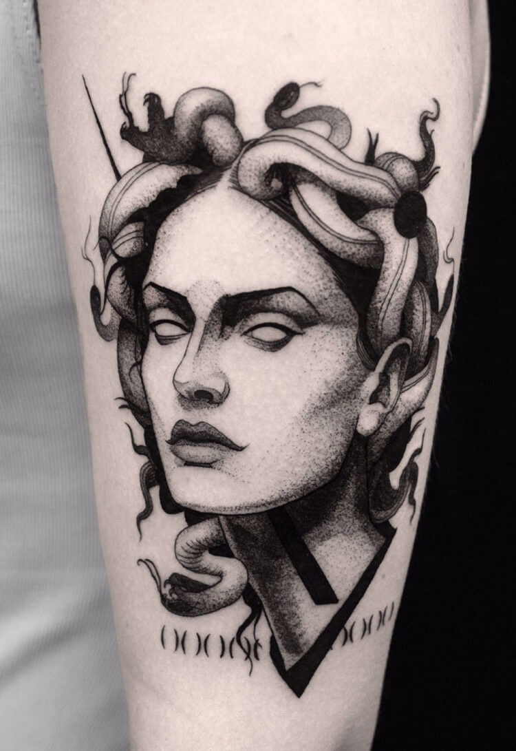 tatouage bras statue meduse gorgone