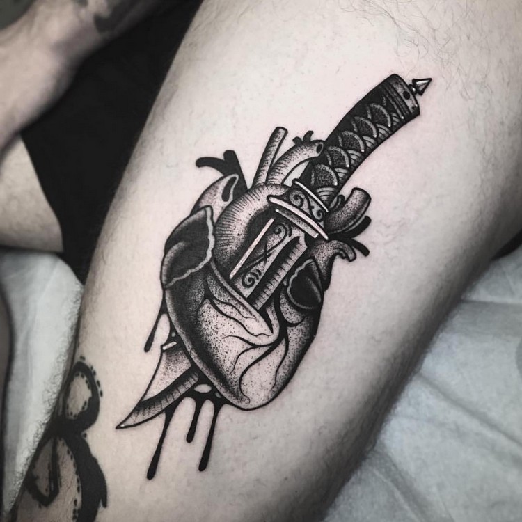tatouage coeur anatomique percé noir contours épais dotwork