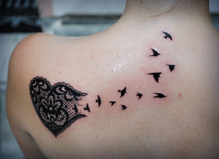 tatouage coeur brisé femme facon dentelle oiseaux envolent