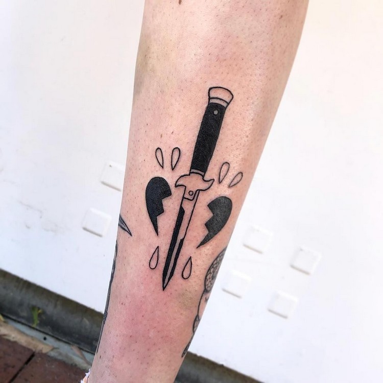 tatouage coeur brisé poignard noir contours fins remplissage noir