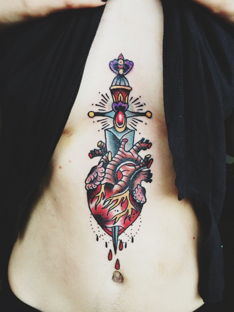 tatouage coeur percé poignard style oldschool symboles plus anciens