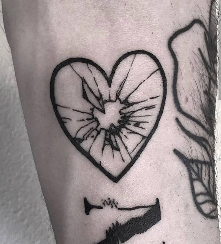 tatouage coeur verre brisé contours noirs sans ombrages
