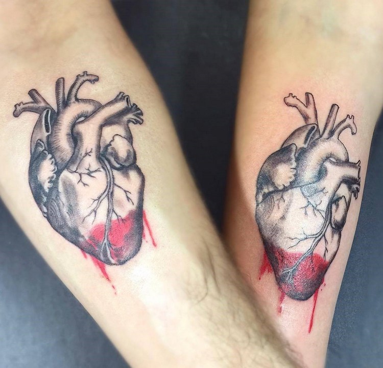 tatouage couple coeurs anatomiques faits de style réaliste
