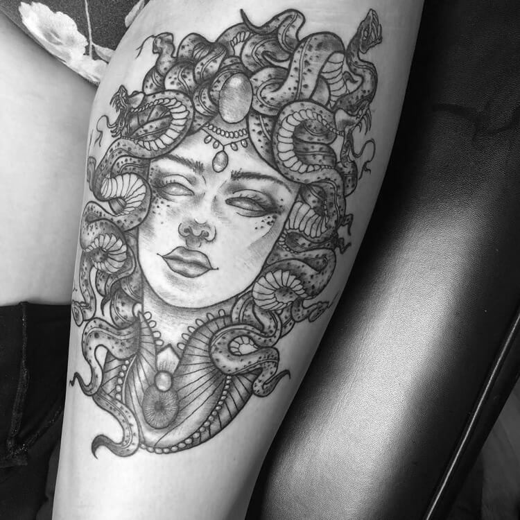tatouage cuisse femme Meduse Gorgone