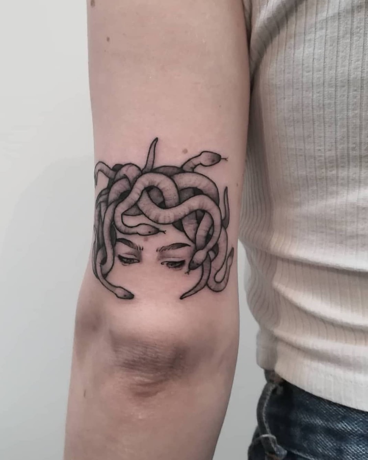 tatouage discret coude Meduse Gorgone