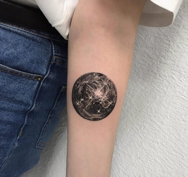 tatouage espace planète avant-bras femme