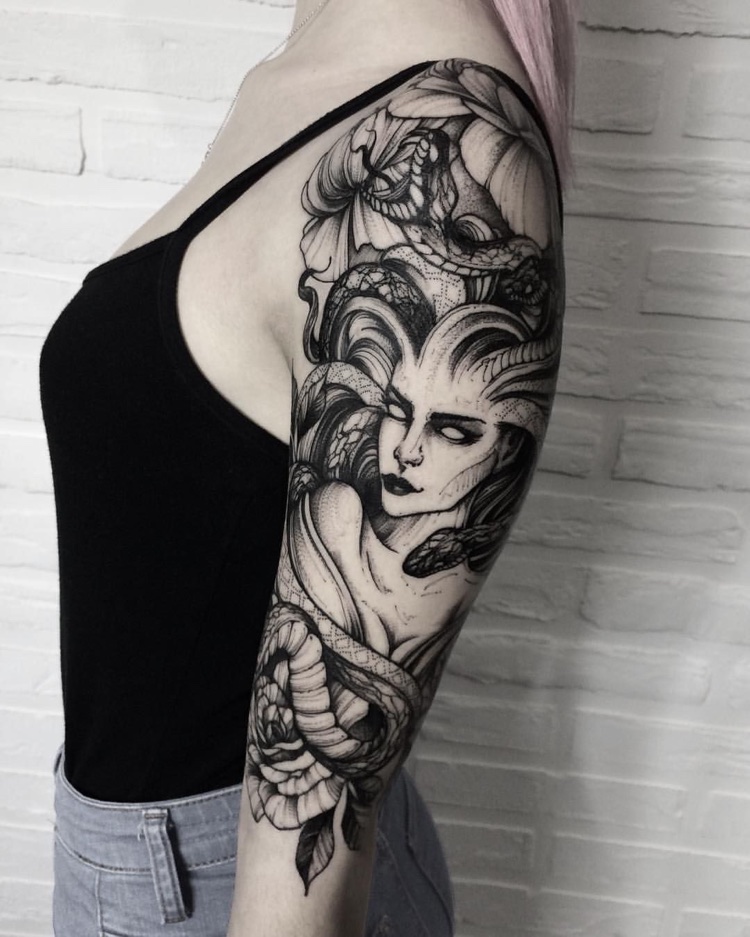 tatouage manchette femme meduse gorgone