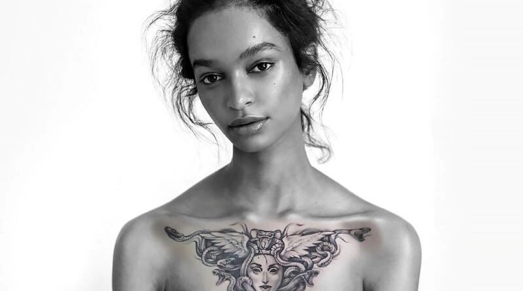 tatouage meduse gorgone poitrine femme