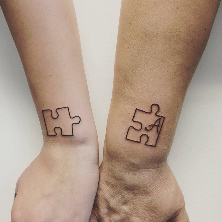 tatouage minimalistique complementaire sur l'avant bras