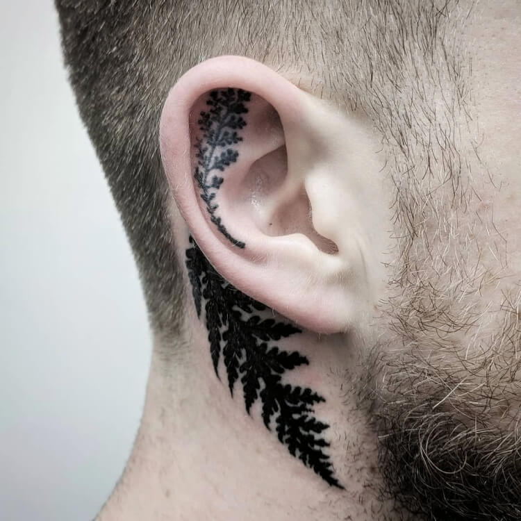 tatouage oreille homme 2021 feuille de plante
